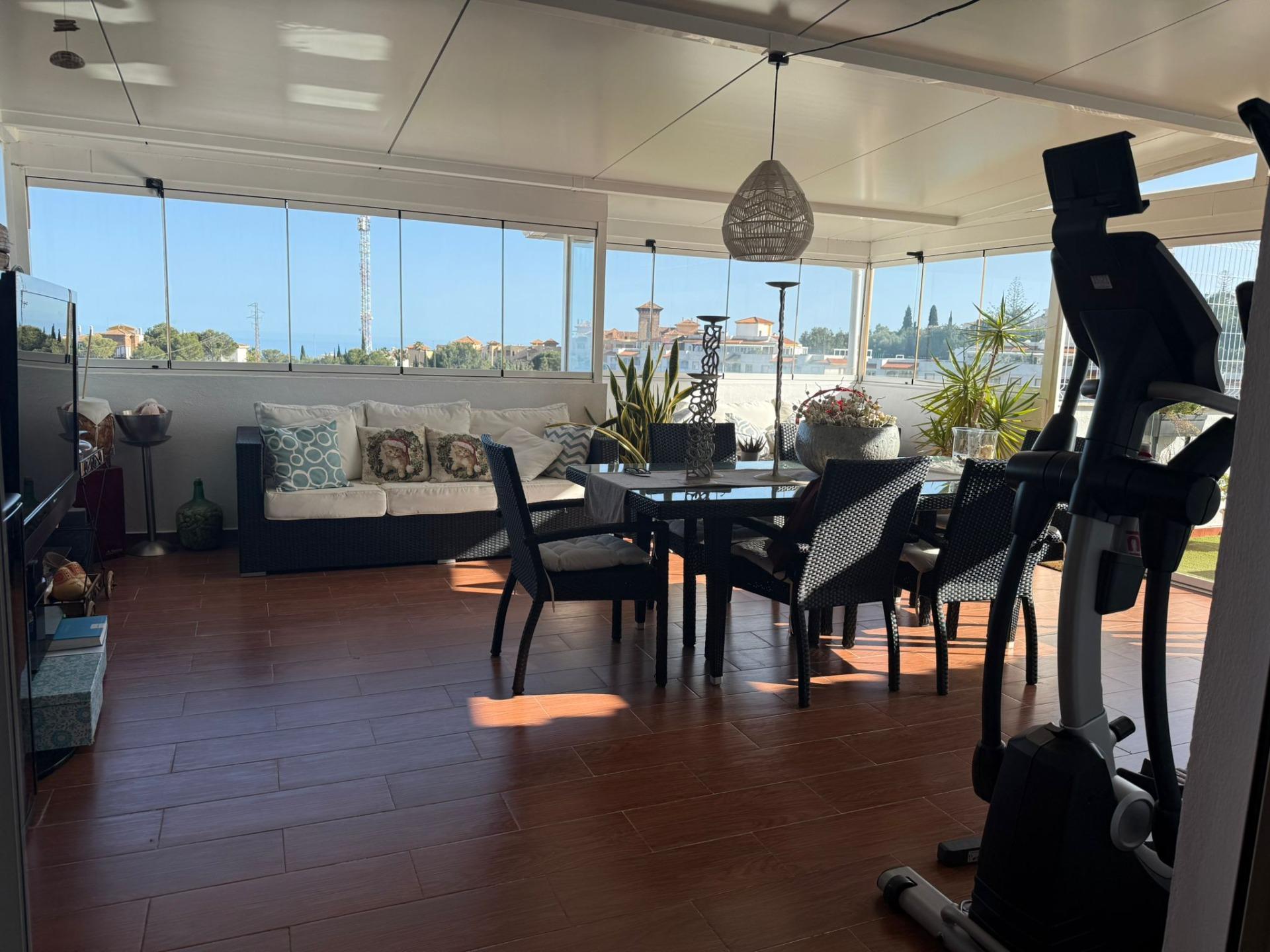 Ático exclusivo con amplia terraza y vistas al mar en Benalmádena