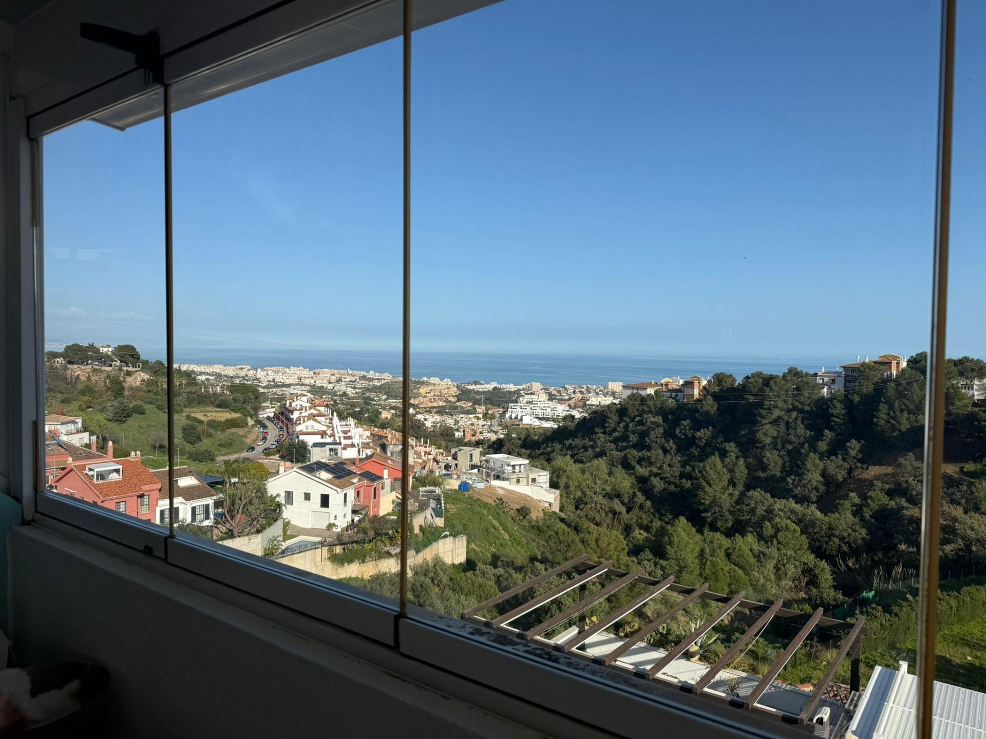 Ático exclusivo con amplia terraza y vistas al mar en Benalmádena