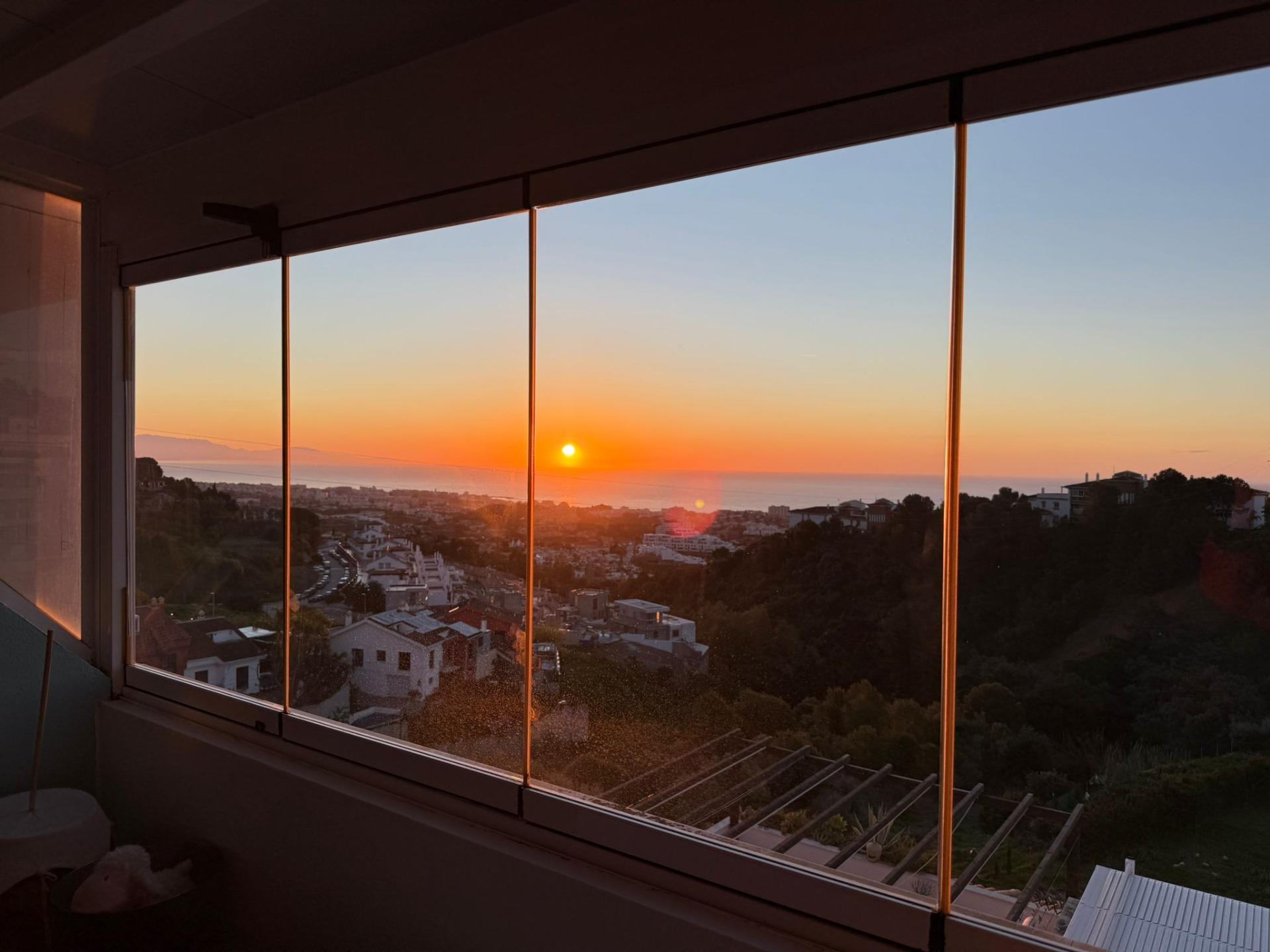 Ático exclusivo con amplia terraza y vistas al mar en Benalmádena