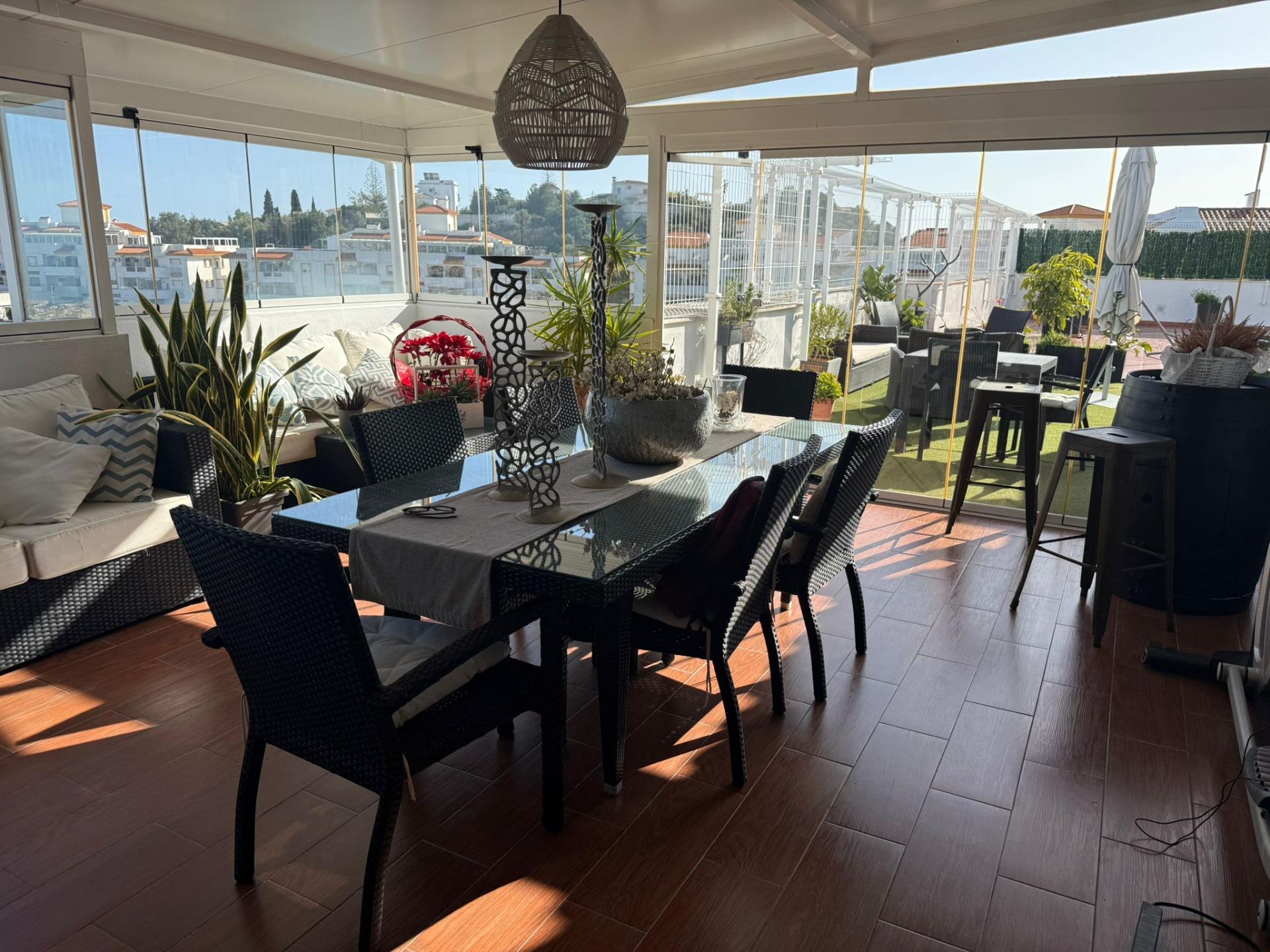 Ático exclusivo con amplia terraza y vistas al mar en Benalmádena