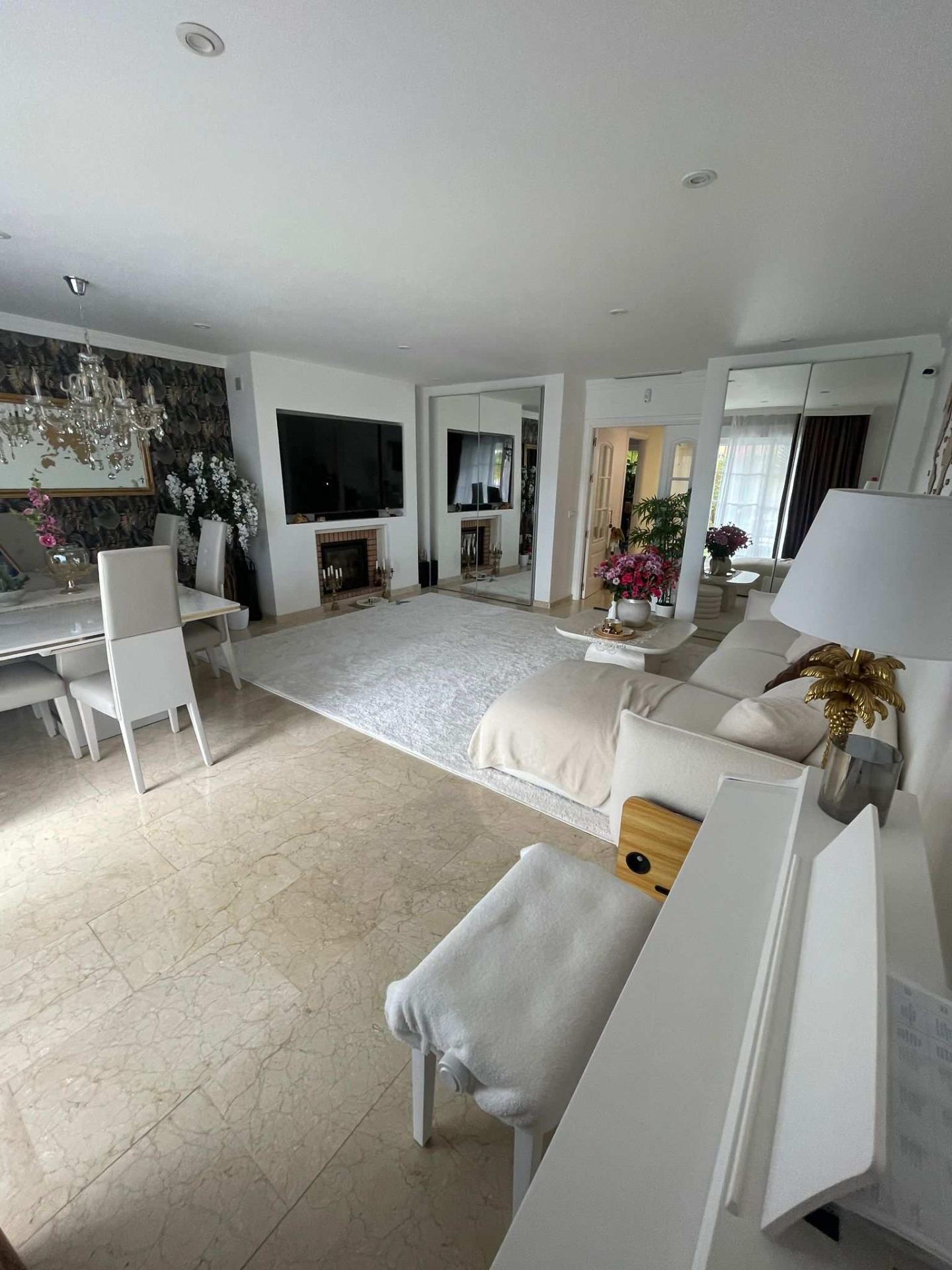 Vivienda de 4 plantas con diseño moderno y confort