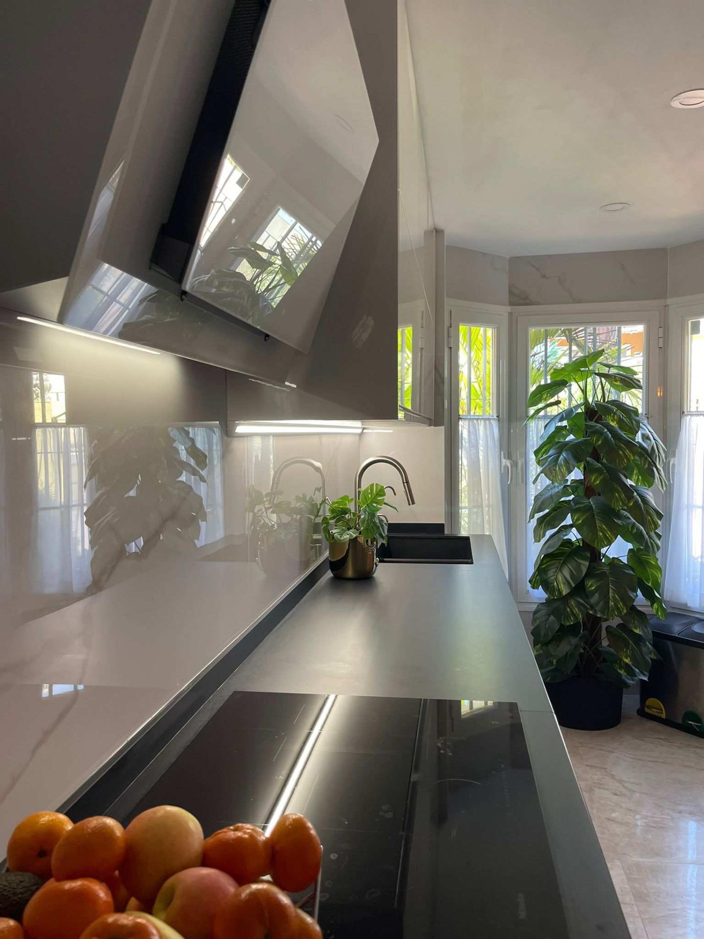 Vivienda de 4 plantas con diseño moderno y confort