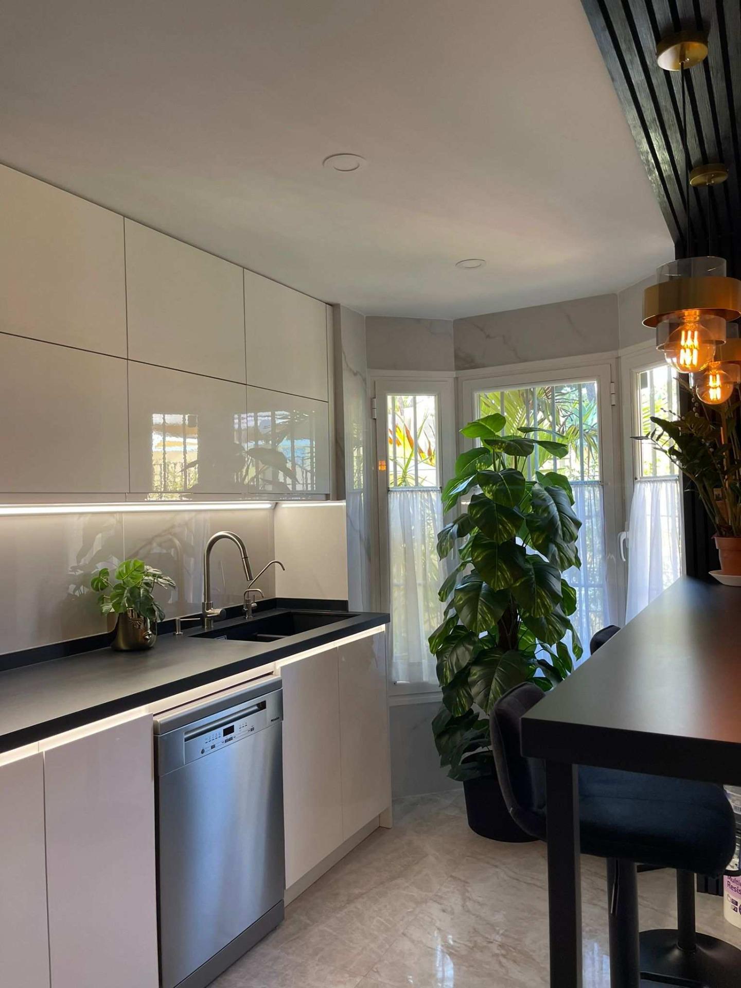 Vivienda de 4 plantas con diseño moderno y confort