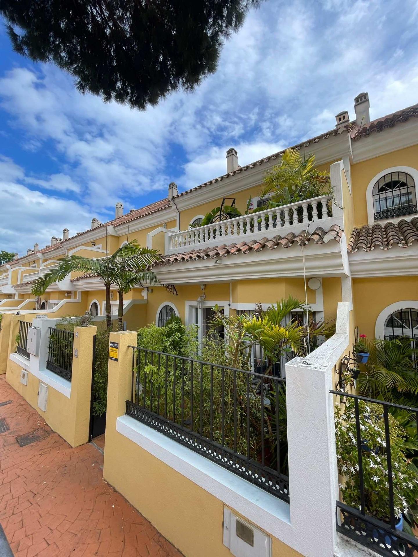Vivienda de 4 plantas con diseño moderno y confort