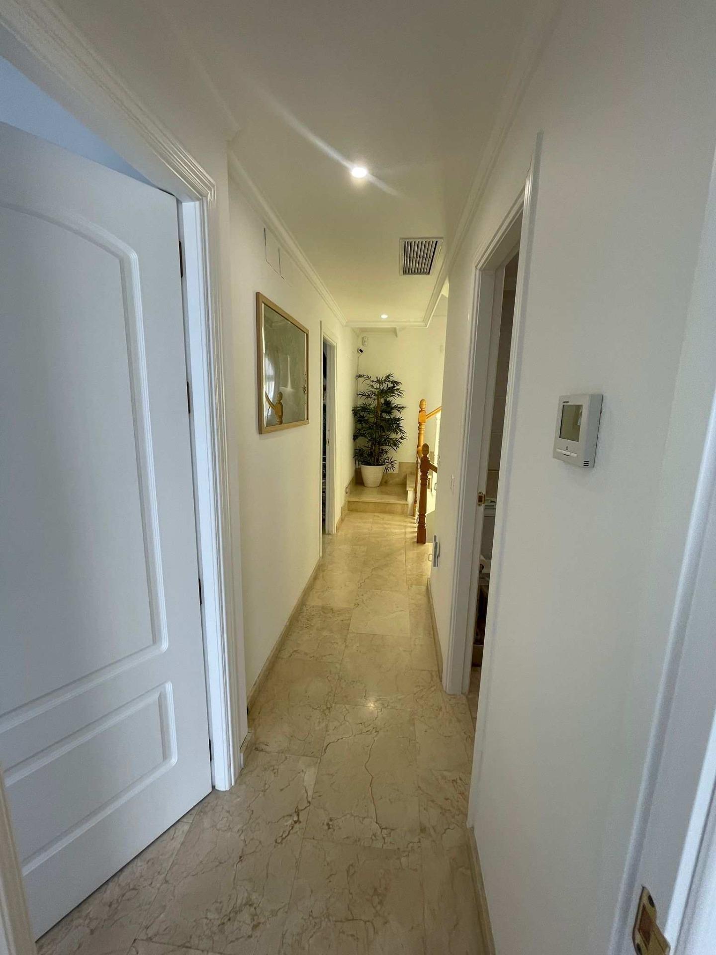 Vivienda de 4 plantas con diseño moderno y confort