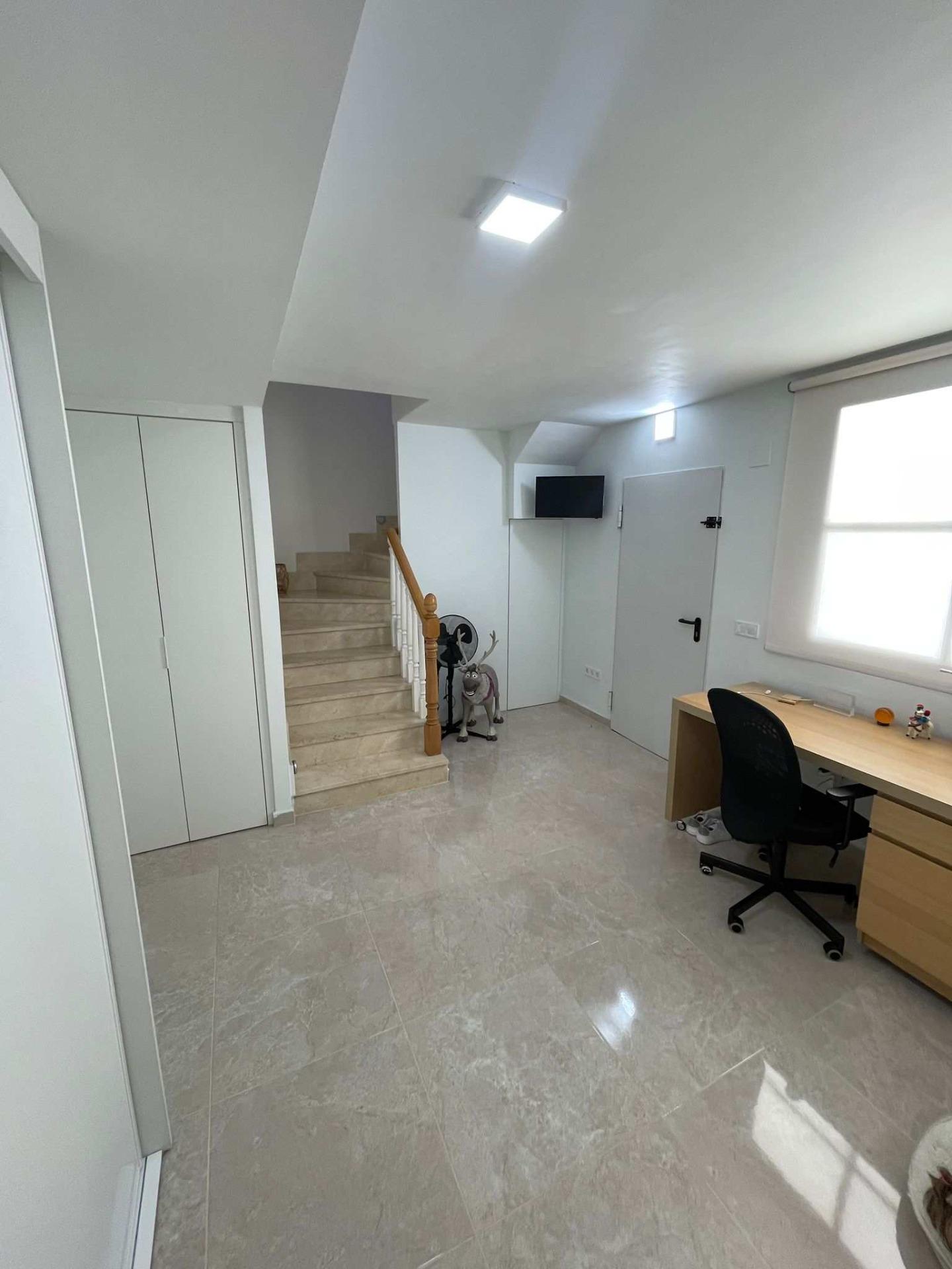 Vivienda de 4 plantas con diseño moderno y confort