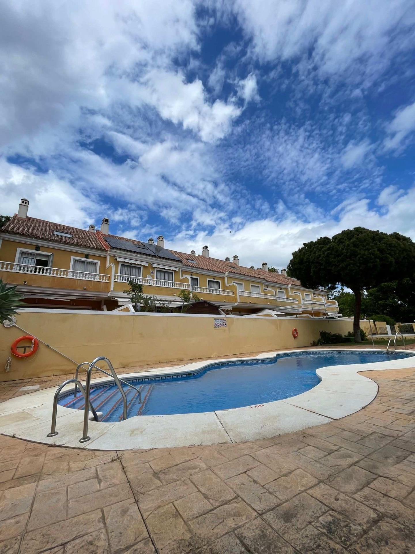 Vivienda de 4 plantas con diseño moderno y confort