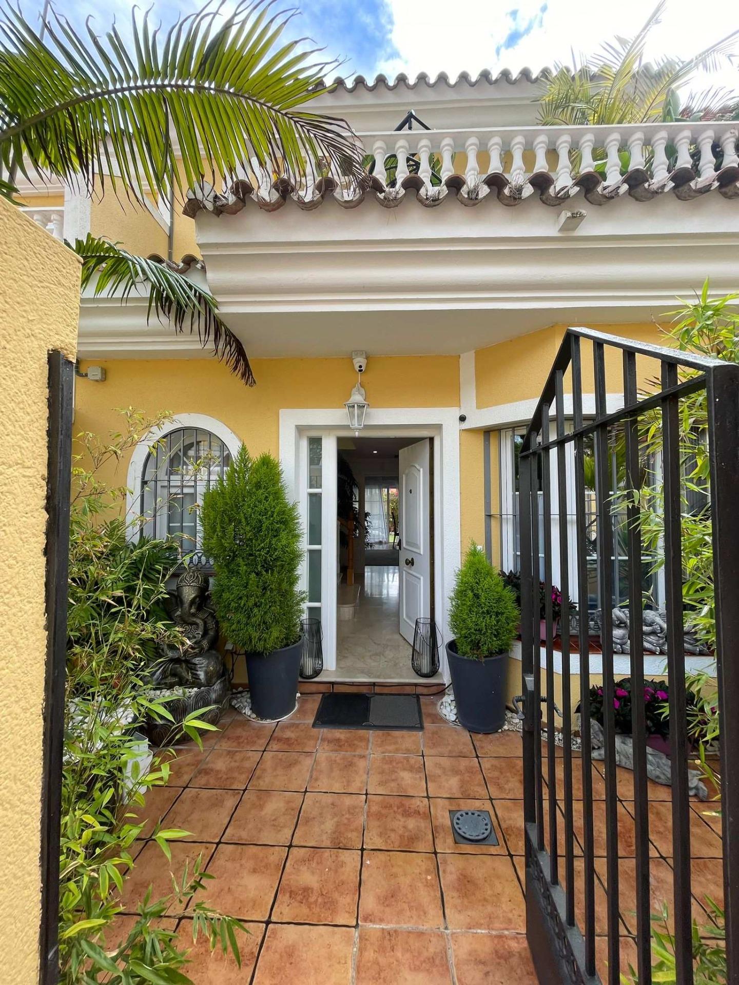 Vivienda de 4 plantas con diseño moderno y confort