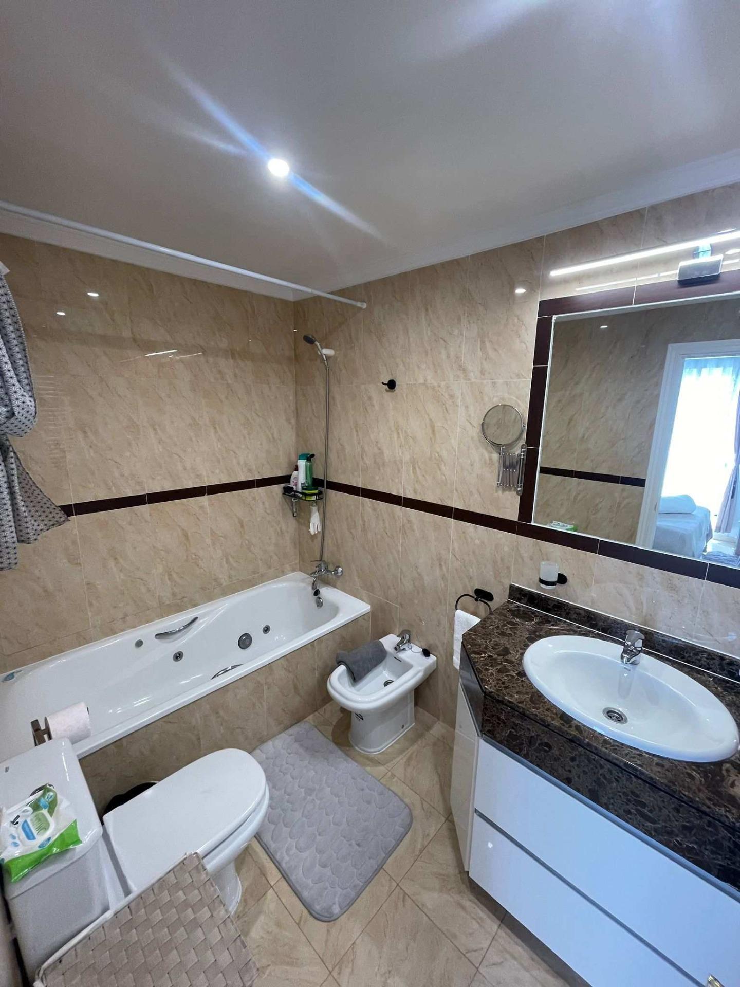 Vivienda de 4 plantas con diseño moderno y confort