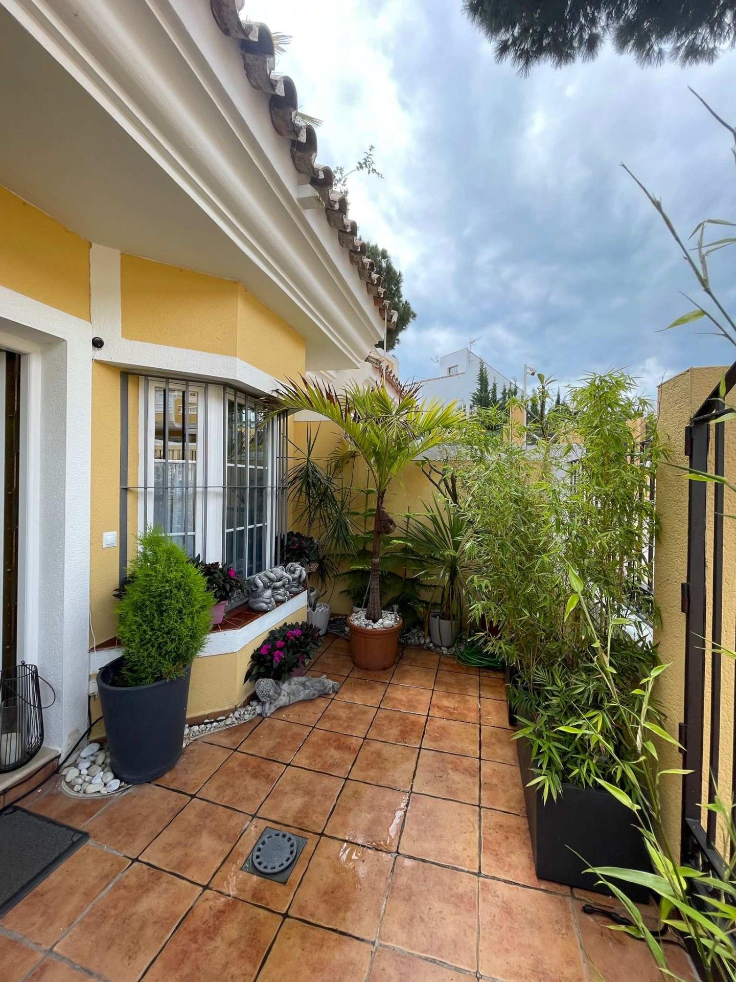 Vivienda de 4 plantas con diseño moderno y confort
