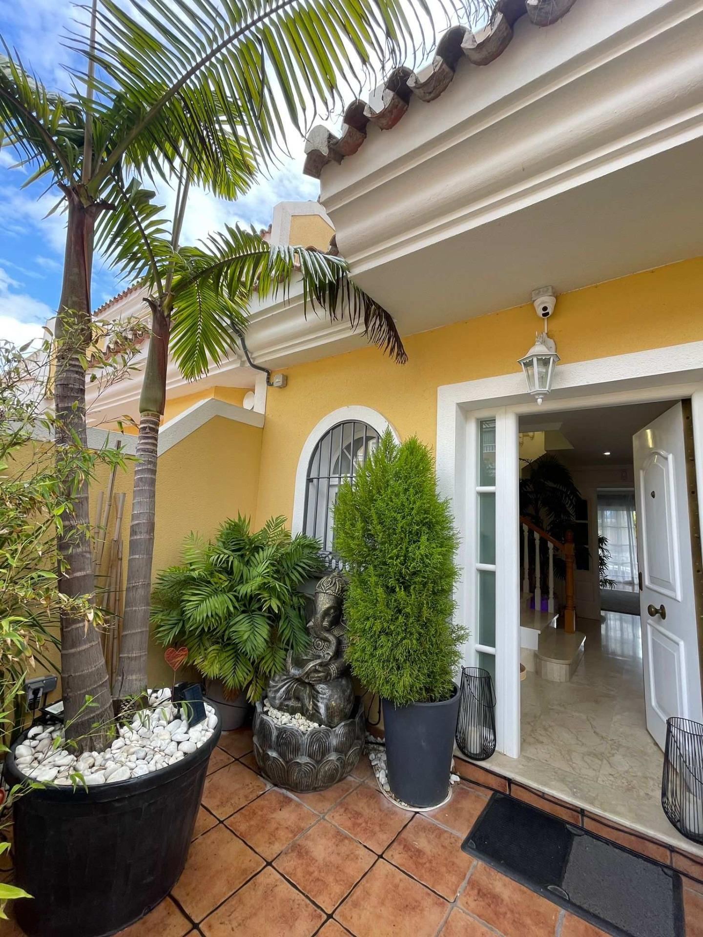 Vivienda de 4 plantas con diseño moderno y confort