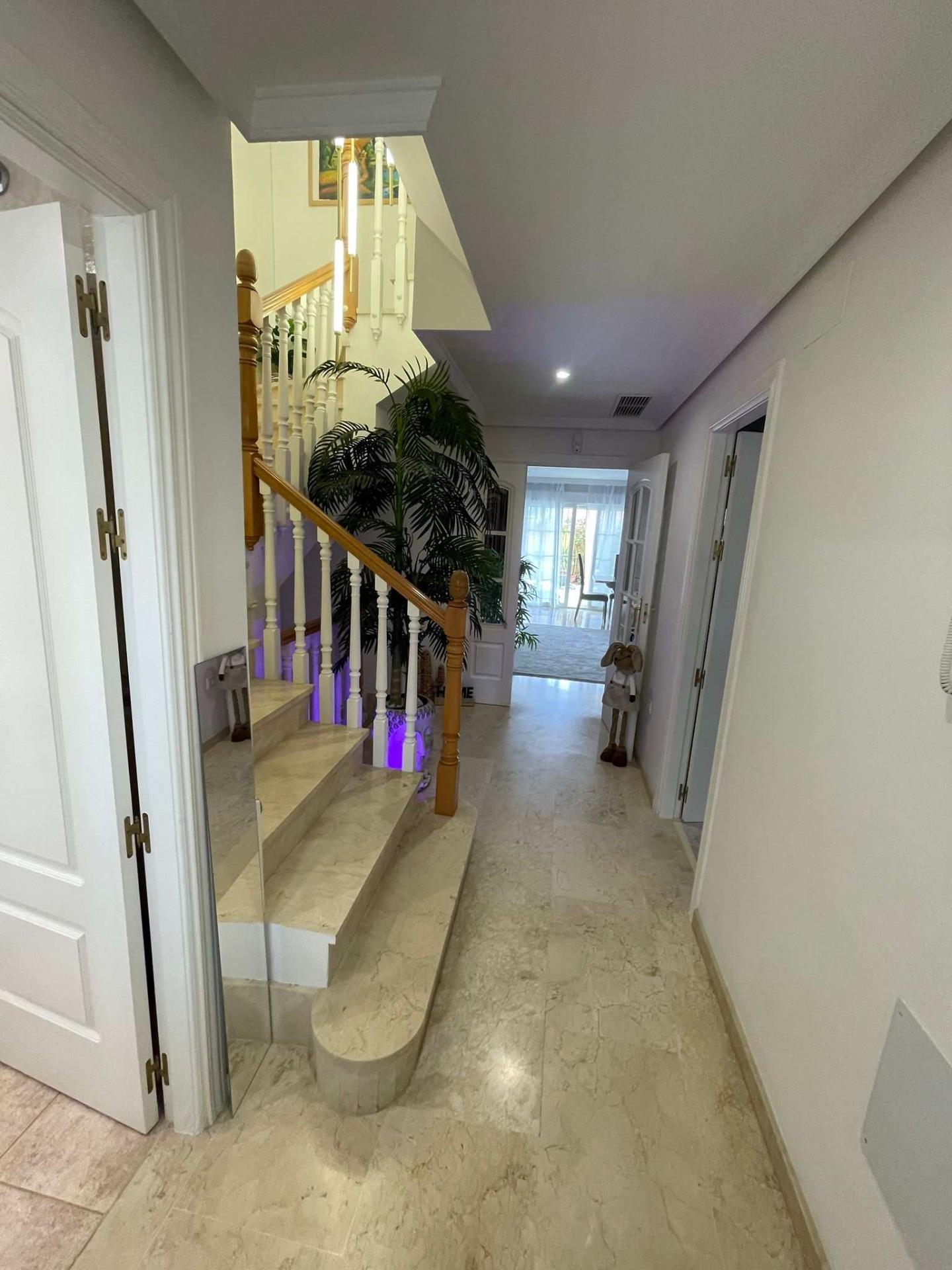 Vivienda de 4 plantas con diseño moderno y confort