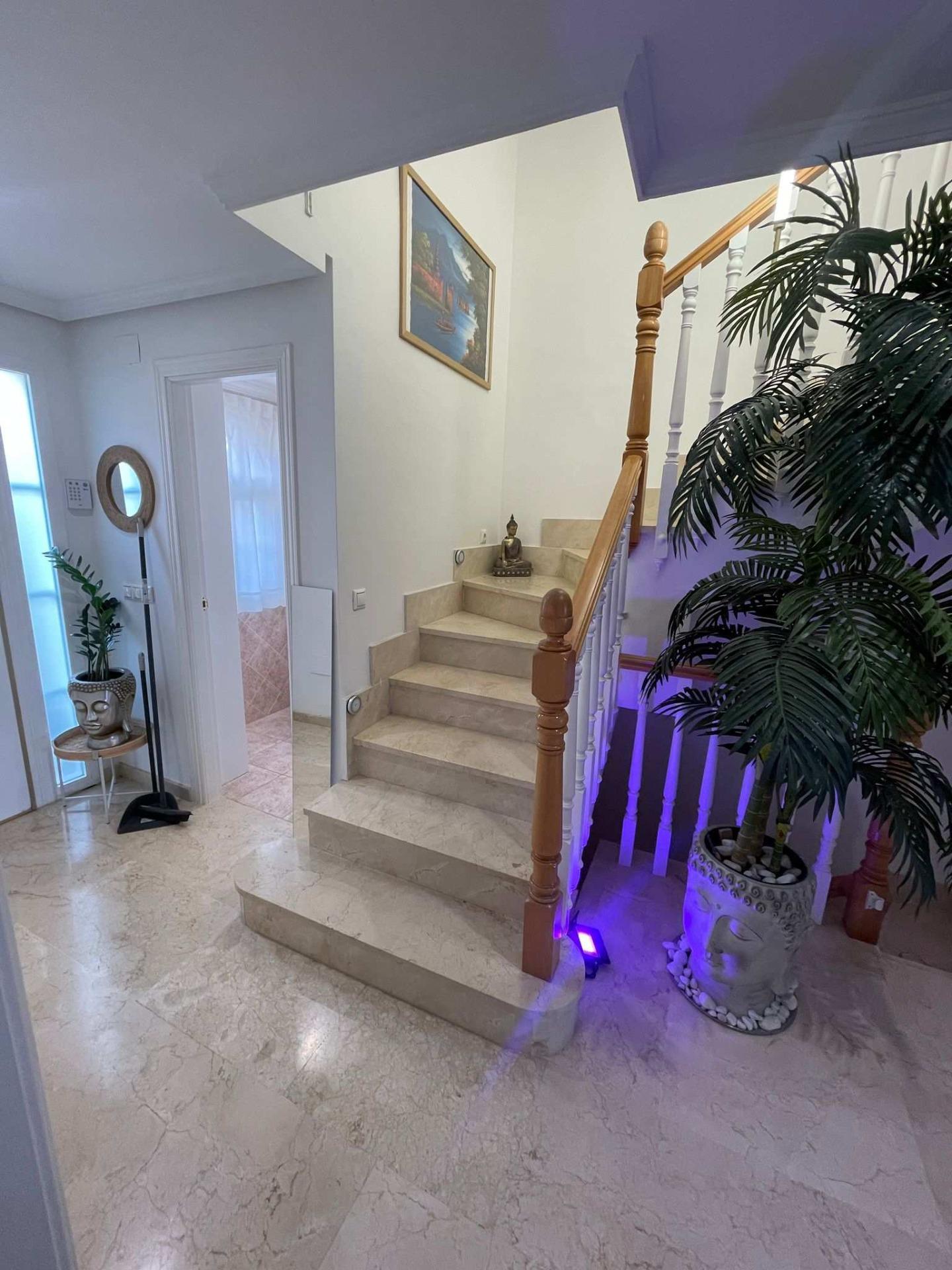 Vivienda de 4 plantas con diseño moderno y confort