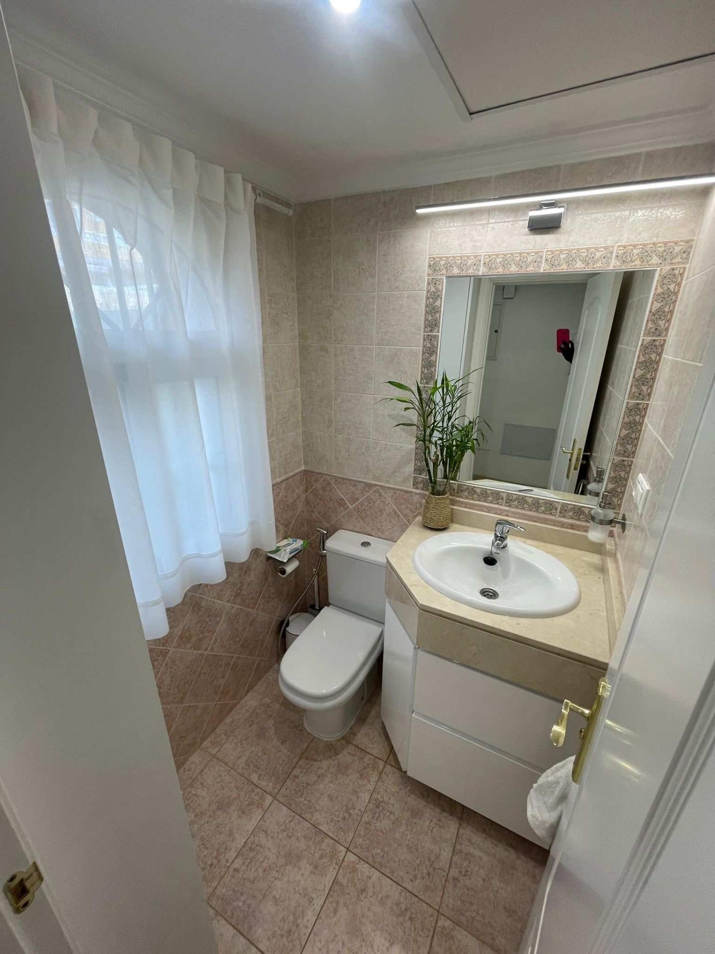 Vivienda de 4 plantas con diseño moderno y confort